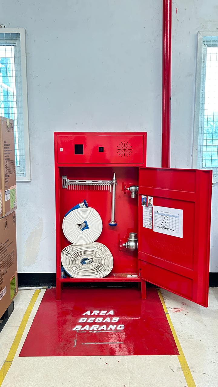 Kotak hydrant indoor dan jaringan pipa pemadam di dalam fasilitas
