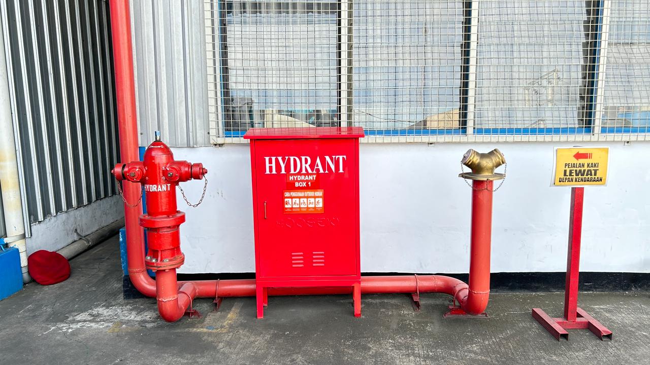 Rangkaian hydrant dan pipa pemadam kebakaran di area luar fasilitas