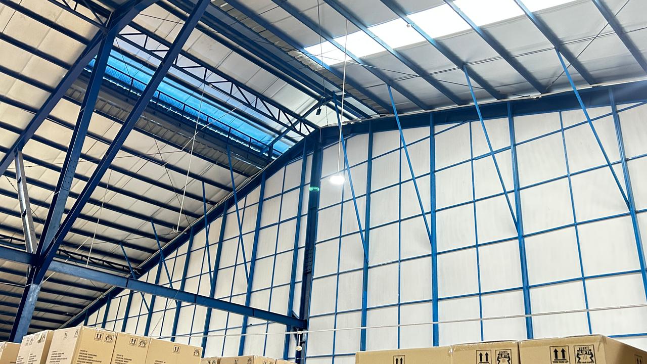 Interior gudang dengan struktur atap dan area penyimpanan